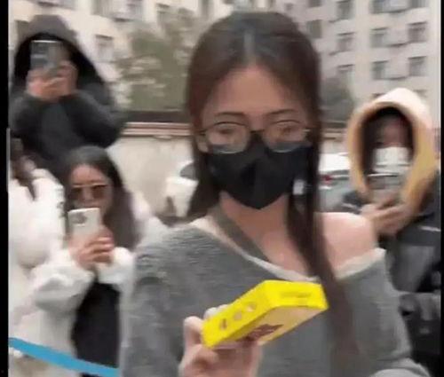 红领巾吃瓜爆料反差,反差萌背后的故事